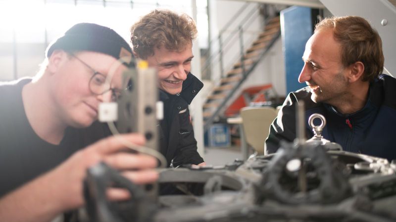 drei Studenten der Meerestechnik vor Geräten