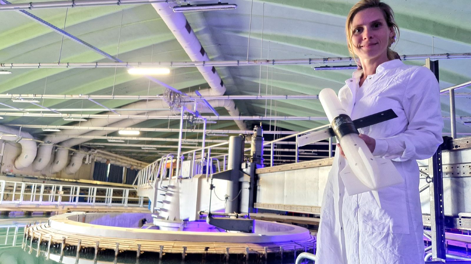 Wissenschaftlerin in einer Forschungshalle für Meerestechnik