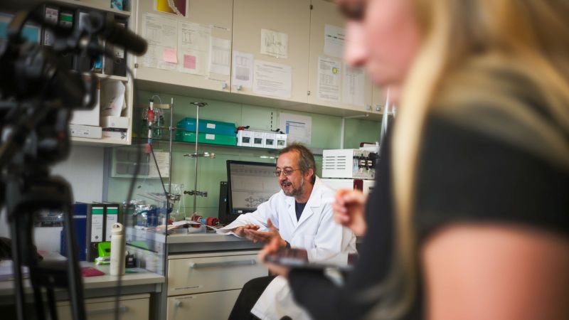 Dr. Alexander Brose im trenzyme-Labor im Interview mit Studierenden der DHBW Ravensburg