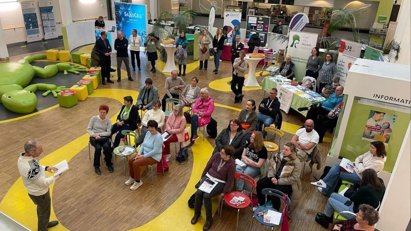 Blick von oben auf Teilnehmende am SaxoCell-Patiententag am Universitätsklinikum Leipzip