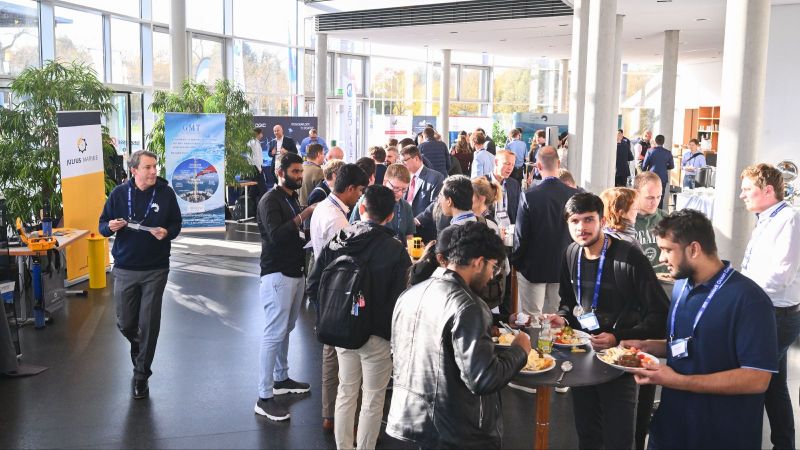 Netzwerken bei der Ocean Convention Rostock: Viele Menschen in Grüppchen an Stehtischen im Gespräch.