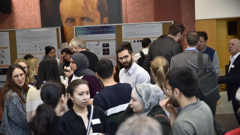 Teilnehmende der curAMeet im Foyer.