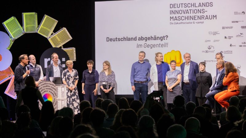 gemeinsamer Bühnenauftritt der Initiativen