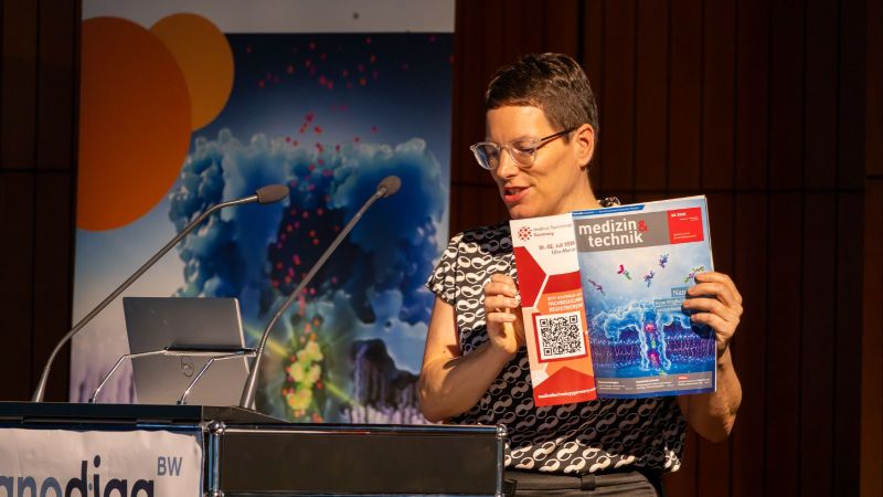 Clustermanagerin Hanna Hasselblatt präsentiert das Nanoporen-Cover von Medizin & Technik.