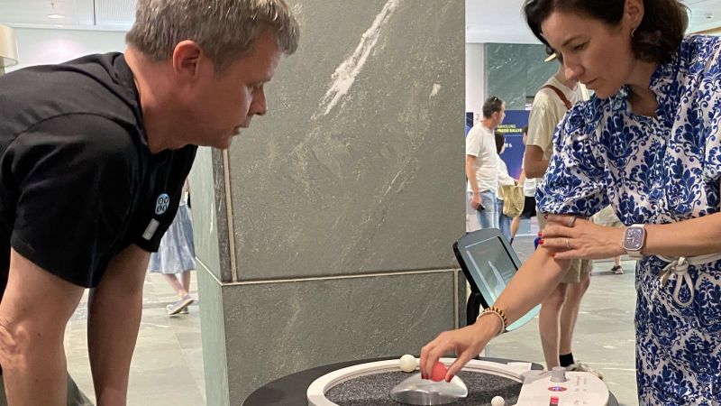 Dorothee Bär, Bundesministerin für Forschung, Technologie und Raumfahrt am Stand von QVLS mit Dominik Essing (phaeno Wolfsburg)