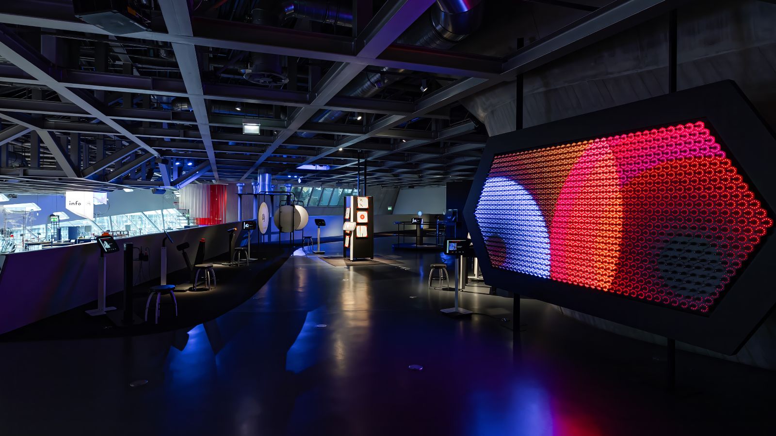 Ausstellungsraum des phaeno mit Exponaten zur Quantenphysik 