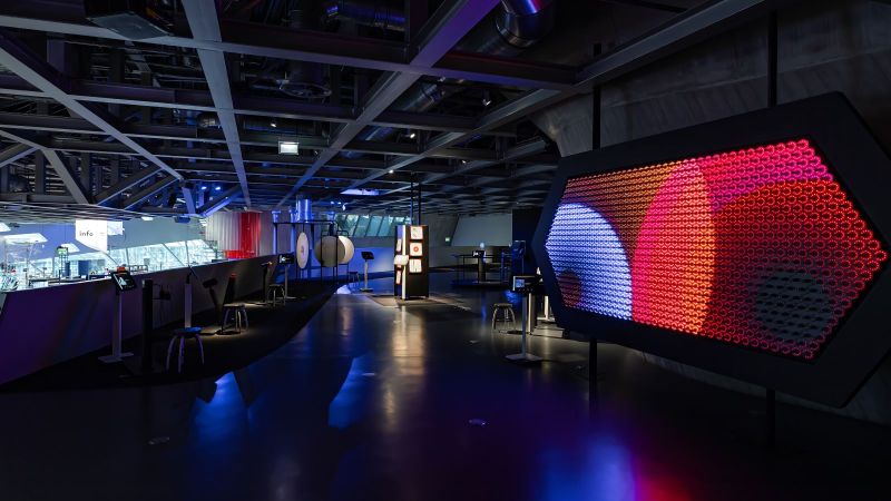 Ausstellungsraum des phaeno mit Exponaten zur Quantenphysik 