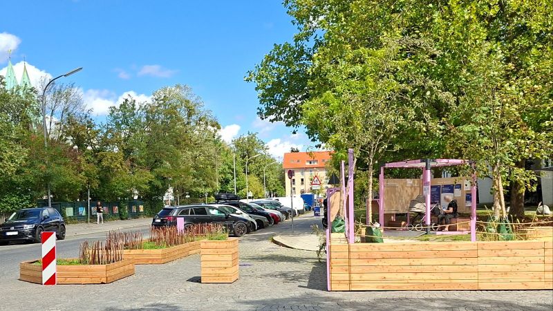 Hochbeete, Grünfläche und Stellplätze