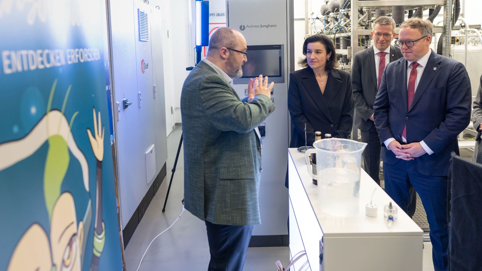 Ministerin Bär und weitere Gäste im Gespräch mit dem ThWIC-Clustersprecher