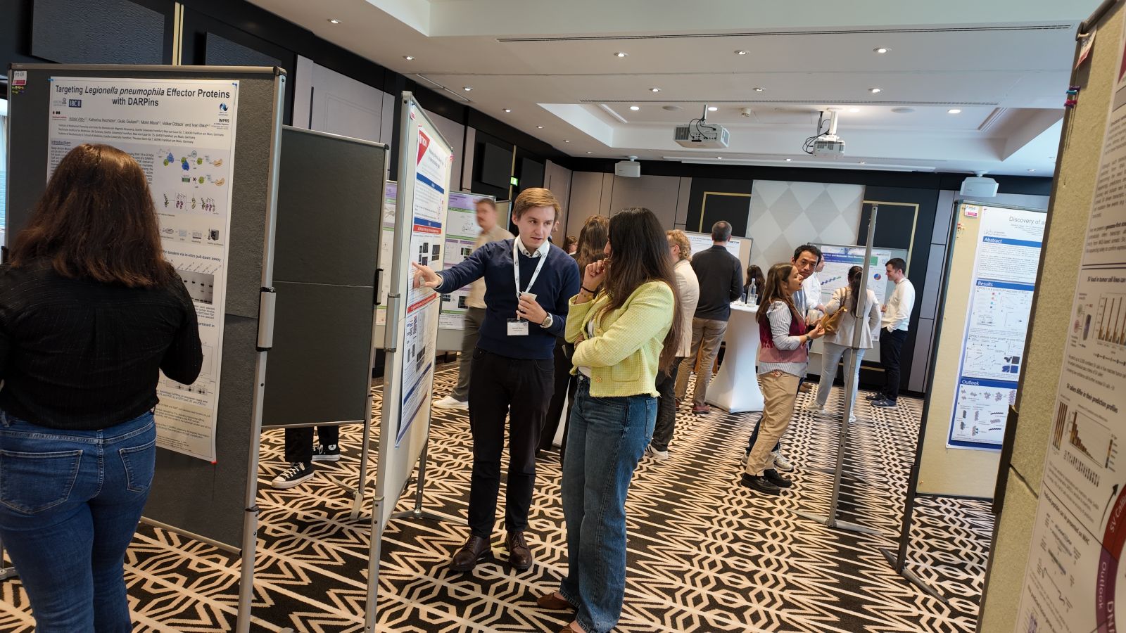 Teilnehmende im Gespräch bei der Posterausstellung