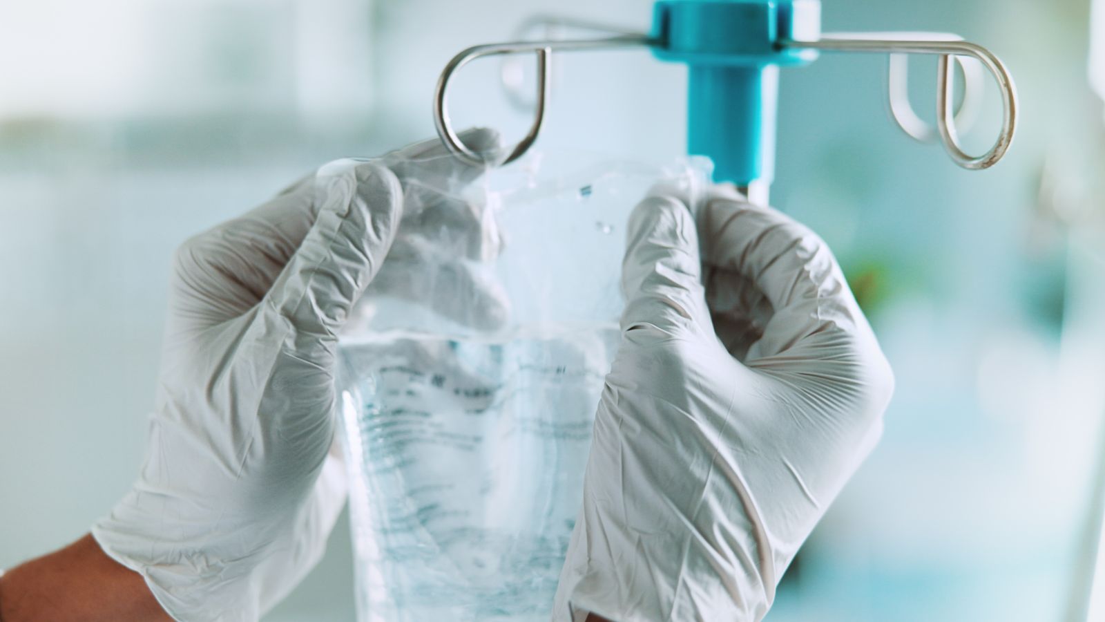 Hand hängt Infusionsbeutel ein