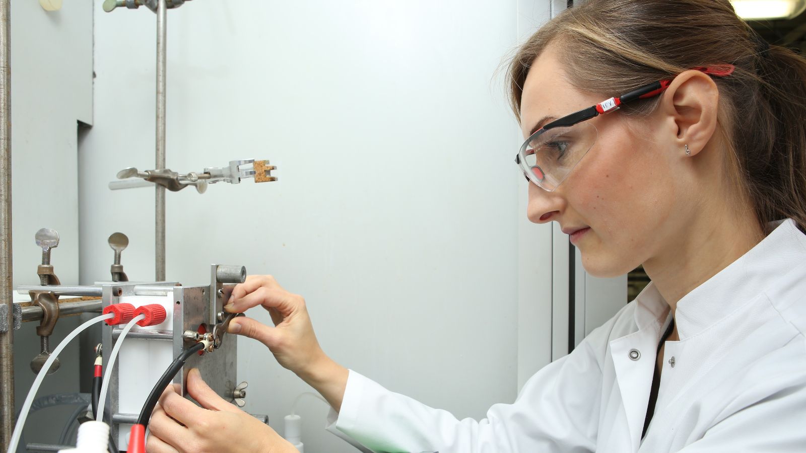 Eine Forscherin arbeitet an einer Flusselektrolysezelle zur elektroorganischen Synthese.