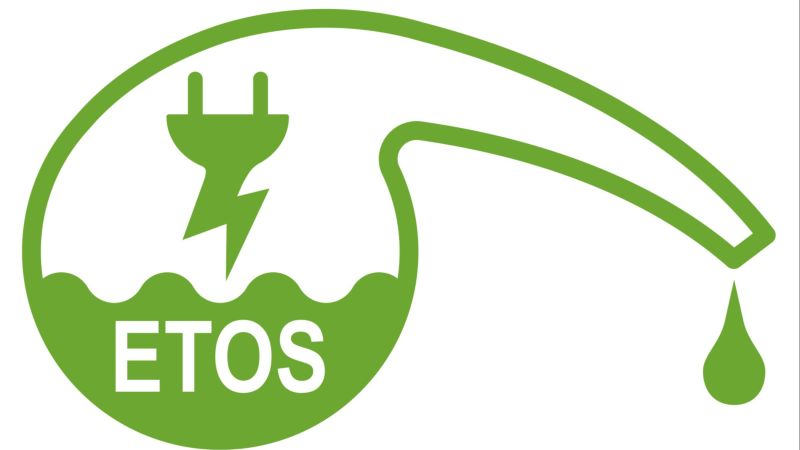 Das ETOS-Logo ist eine grüne Retorte gefüllt mit einer Flüssig, einem Stecker für elektrischen Strom und dem Schriftzug ETOS.