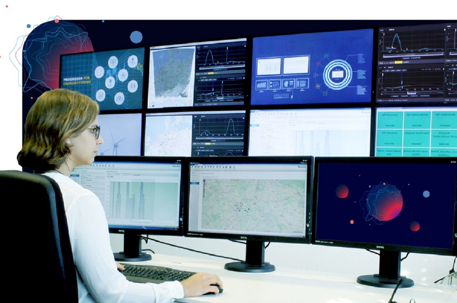 Eine moderne Leitwarte mit einer Vielzahl von Monitoren, welche verschiedene Informationen eines Energiesystems darstellt. Die Leitwarte wird von einer Person überwacht, die durch KI gestützte Systeme komplexe Situationen beherrschen kann.