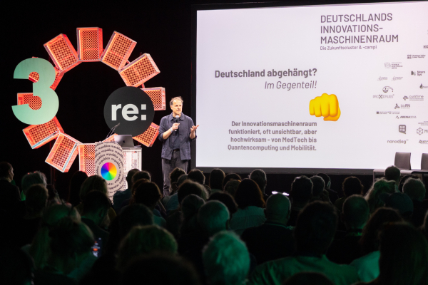 Moderator des Auftritts Oliver May-Beckmann vom Zukunftscluster MCube